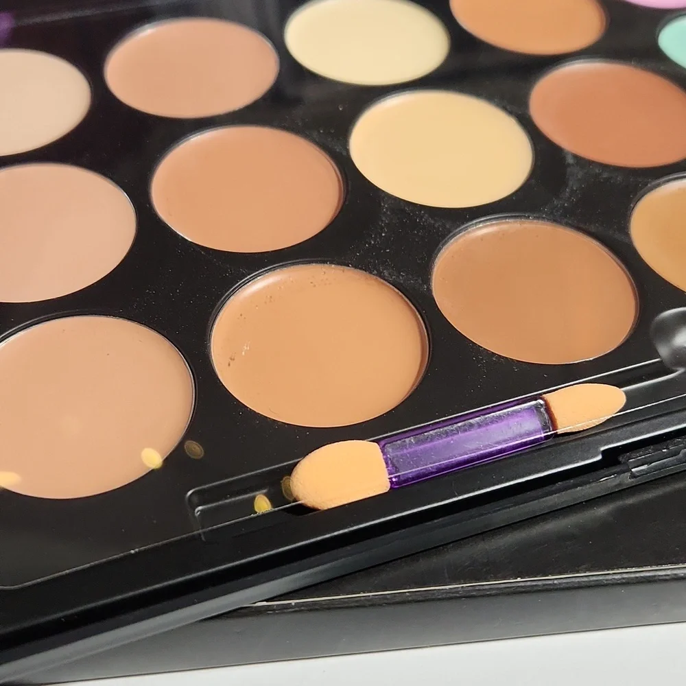 Multi-Color Concealer Palette for Women NWOT